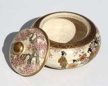 Load image into Gallery viewer, A Japanese Satsuma earthenware circular box and cover